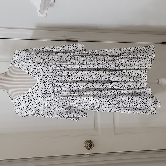 Stelen, Size M White with Black Spotted Pattern Tiered, Ruffled V Neck Dress - Picture 1 of 10